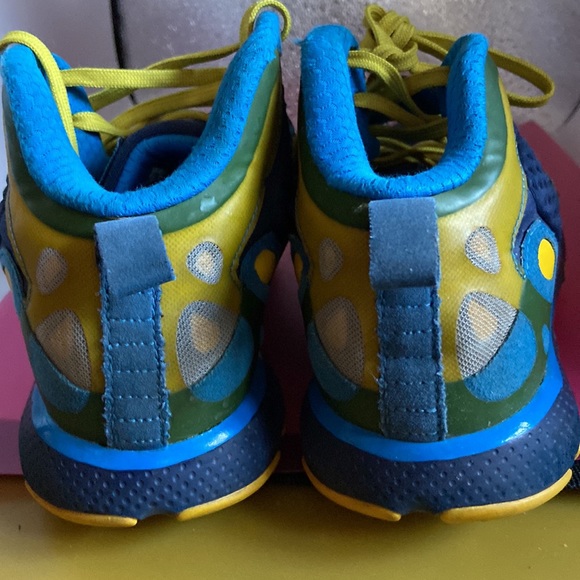 Under armor sneakers size 6.5Y lightly worn but great condition - Picture 2 of 5